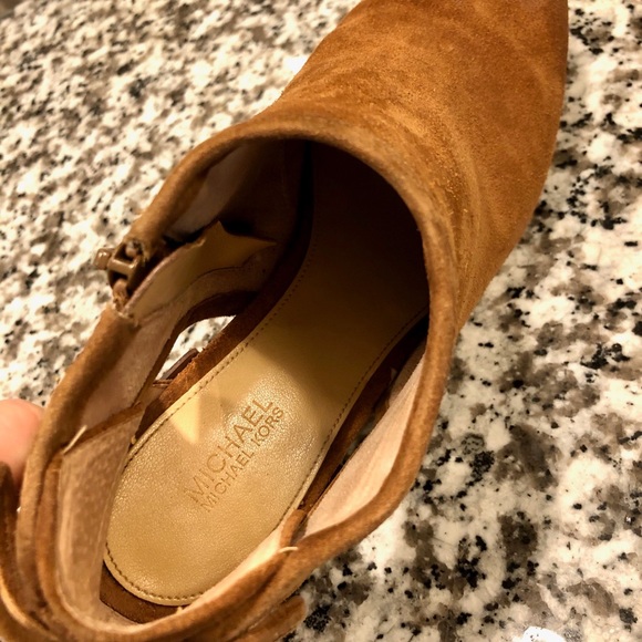 Brown suede Michael Kors booties with tassel - Picture 6 of 9